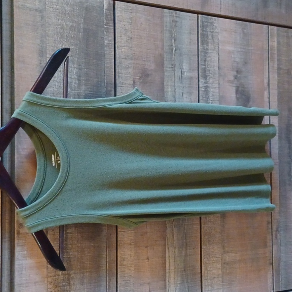 Women's Old Navy tank.